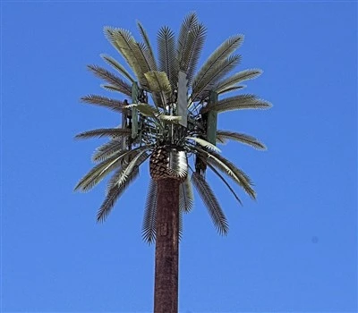 Torre de antena de árboles artificiales camuflados