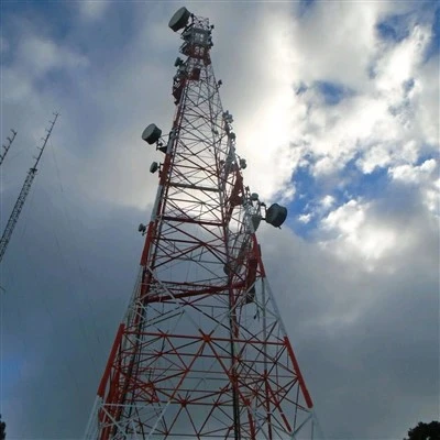 Torre de microondas de telecomunicaciones celulares con celosía de acero angular de 60 m autosuficiente